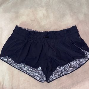 Lululemon 2.5” shorts reversible size 4